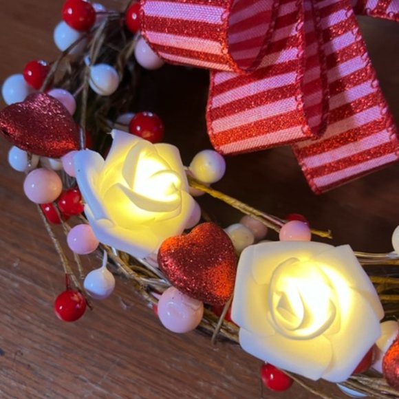 WICKER HEART with LITE WHITE ROSES - Picture 6 of 13